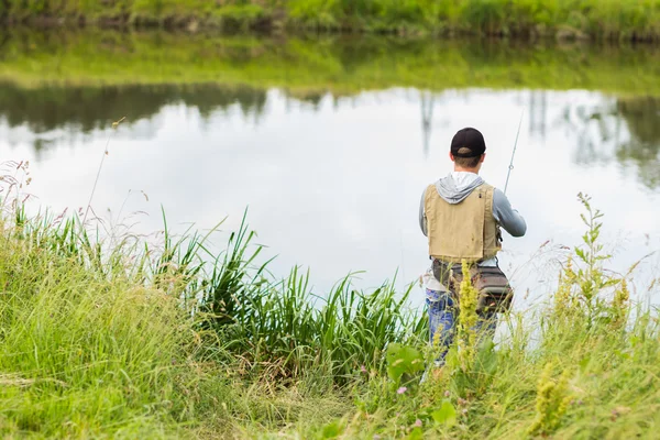 Pescador en la orilla del río —  Fotos de Stock