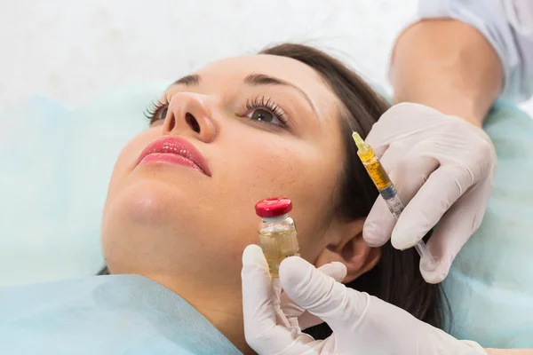 美容师使注射进病人的脸 — 图库照片