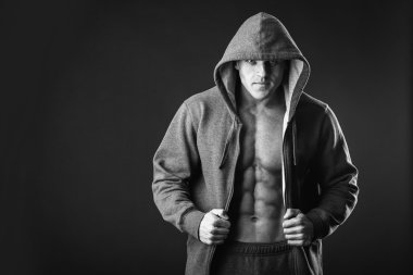 Açık ceket kas göğüs ifşa olan adam