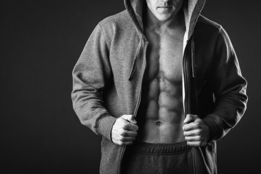 Açık ceket kas göğüs ifşa olan adam