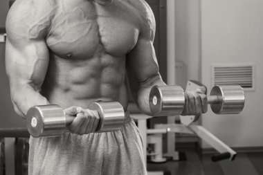 kaslı adam dumbell ile çalışma dışarı