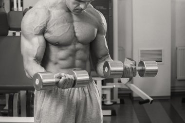 kaslı adam dumbell ile çalışma dışarı