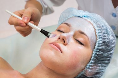 Güzel kadın yüz tedavi gören.