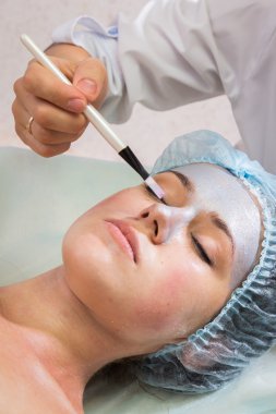 Güzel kadın yüz tedavi gören.