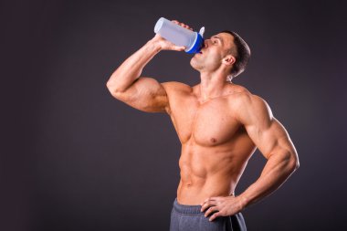 Bir shaker içecekler için tutan vücut geliştirmeci