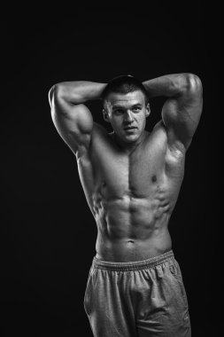 kaslı adam vücut geliştirmeci