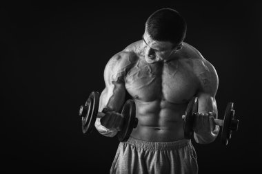 adam dumbbells ile çalışmaları yapan