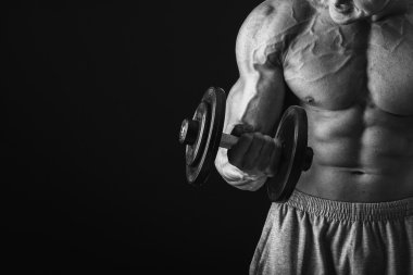 adam dumbbells ile çalışmaları yapan