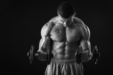 adam dumbbells ile çalışmaları yapan