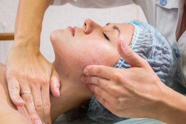 Güzel kadın yüz tedavi gören.