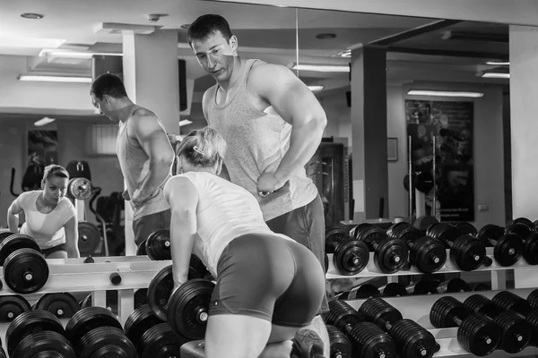 Deportivo hombre y mujer haciendo ejercicio — Foto de Stock