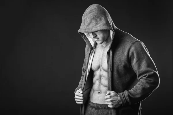 Homem com jaqueta aberta revelando peito muscular — Fotografia de Stock