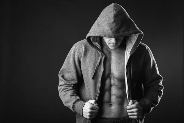 Hombre con chaqueta abierta revelando pecho muscular — Foto de Stock