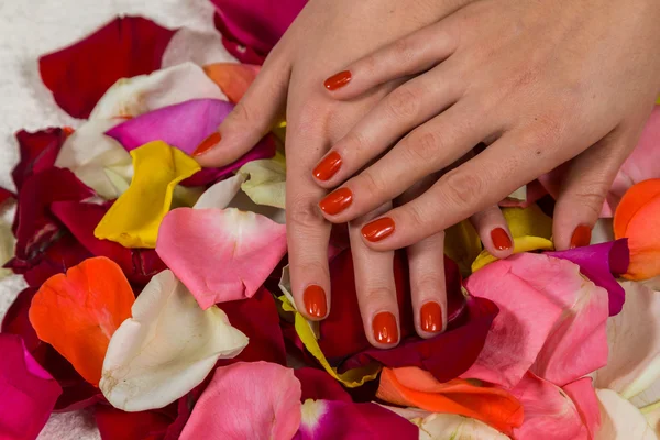 Mãos de mulher com esmalte vermelho — Fotografia de Stock