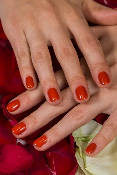 Mãos de mulher com esmalte vermelho — Fotografia de Stock