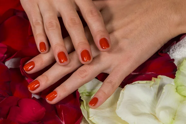 赤で女性の手の爪のポーランド語 — ストック写真