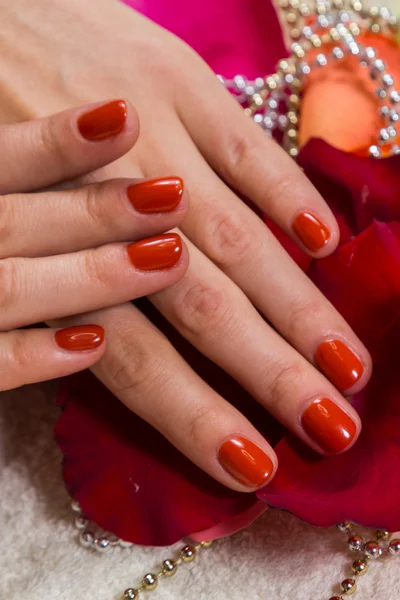 Manos de mujer con esmalte de uñas rojo — Foto de Stock