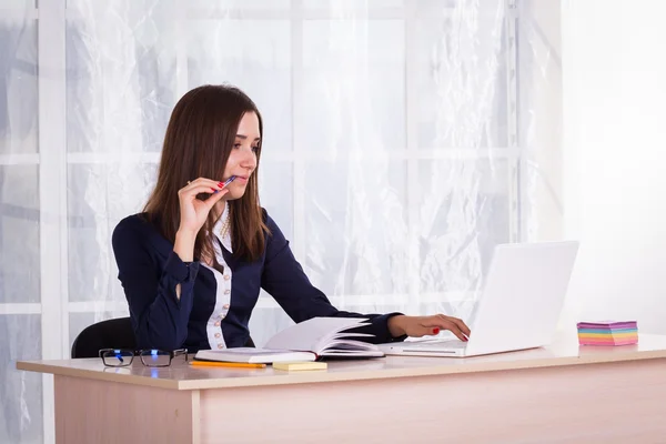 Affärskvinna med bärbar dator på kontoret. — Stockfoto