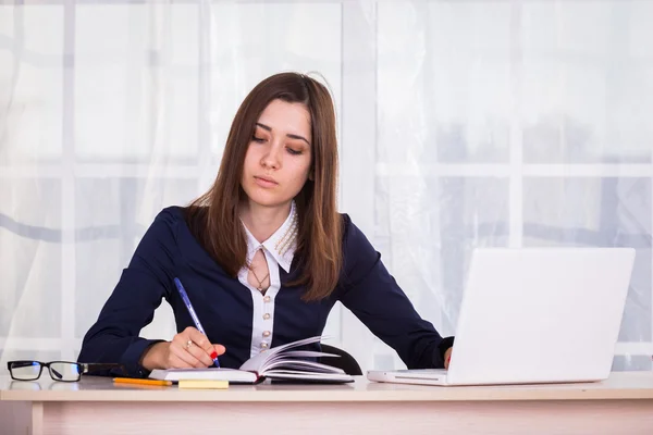 Bizneswoman z laptopem w biurze. — Zdjęcie stockowe