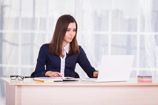 Zakenvrouw met laptop op kantoor. — Stockfoto