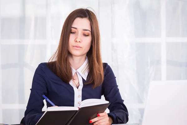 Geschäftsfrau mit Notizbuch im Büro — Stockfoto