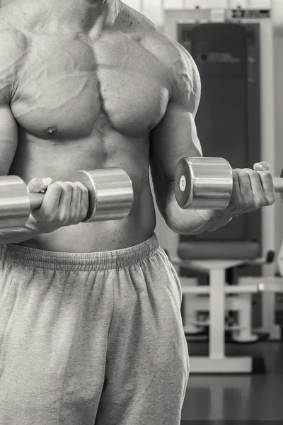 Homme musclé travaillant avec haltères — Photo