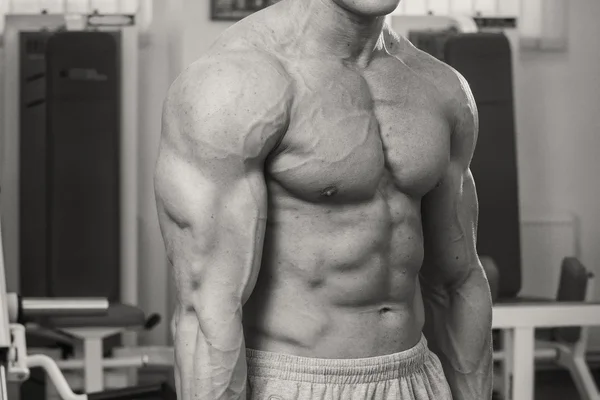 Hombre musculoso haciendo ejercicio con pesas — Foto de Stock