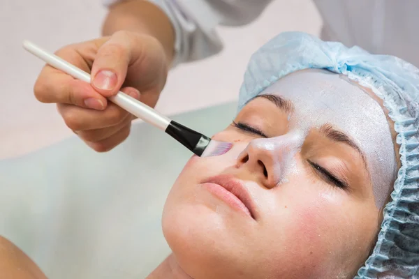 Pretty woman receiving facial treatment. — Stock Photo, Image