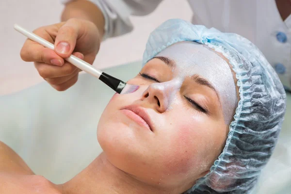 Pretty woman receiving facial treatment. — Stock Photo, Image