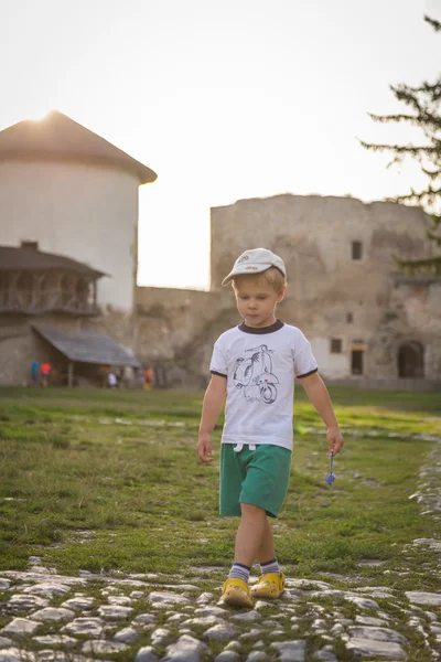 Niño en el castillo medieval — Foto de Stock