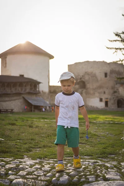 Chłopiec w średniowieczny zamek — Zdjęcie stockowe