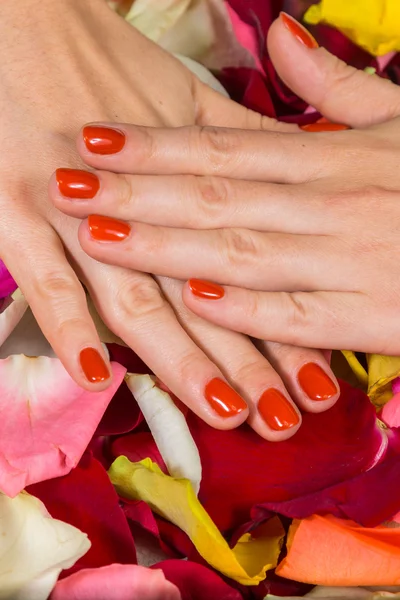 Mãos de mulher com esmalte vermelho — Fotografia de Stock