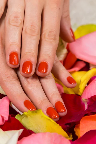 Mãos de mulher com esmalte vermelho — Fotografia de Stock