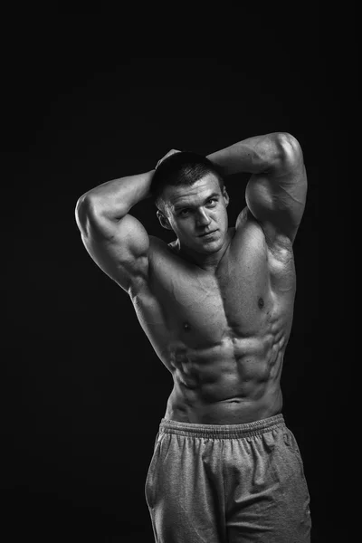 Kaslı adam vücut geliştirmeci — Stok fotoğraf