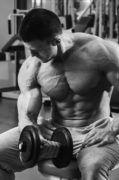 Muscular man working out with dumbbells — Stock Photo, Image