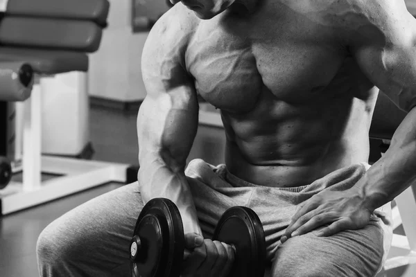 Hombre musculoso haciendo ejercicio con pesas —  Fotos de Stock