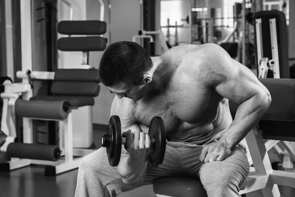 Hombre musculoso haciendo ejercicio con pesas — Foto de Stock