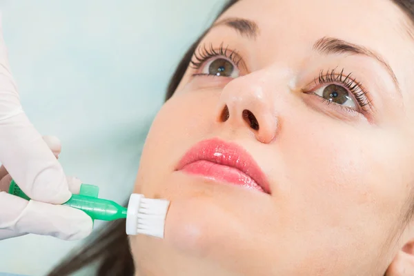 Mujer bonita recibiendo tratamiento facial . — Foto de Stock