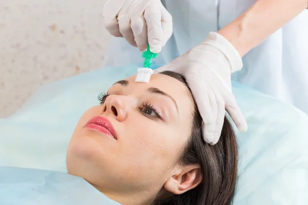 Mujer bonita recibiendo tratamiento facial . — Foto de Stock