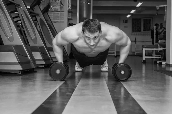 Hombre haciendo ejercicio con pesadas mancuernas — Foto de Stock