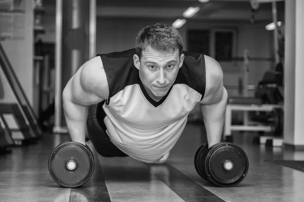 Hombre haciendo ejercicio con pesadas mancuernas —  Fotos de Stock