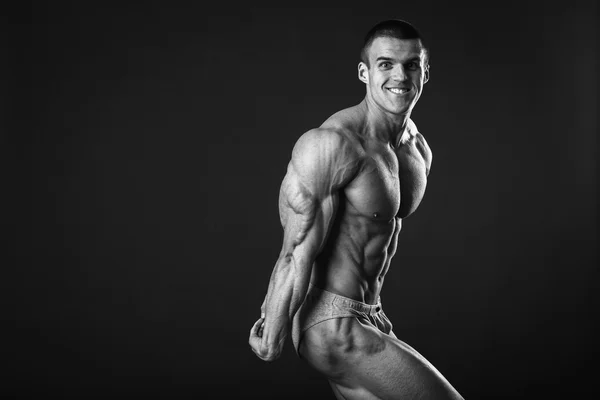 Gespierde man bodybuilder — Stockfoto