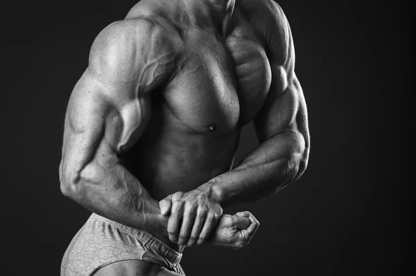 Μυώδης άνδρας bodybuilder — Φωτογραφία Αρχείου