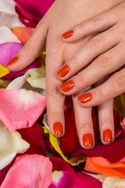 Kırmızı ile kadının el cilası