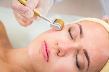 Şevval Özçelik Güzellik Dermaroller yordam gerçekleştirir