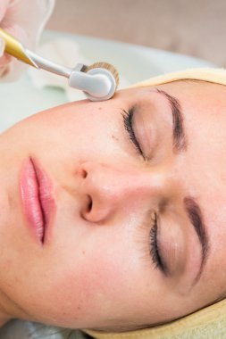 Şevval Özçelik Güzellik Dermaroller yordam gerçekleştirir