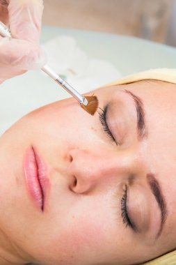 kadın alıcı yüz maskesi