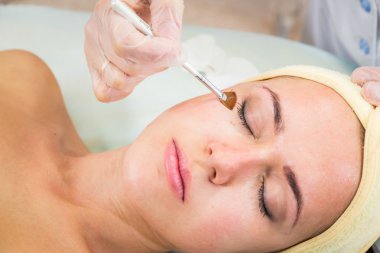 kadın alıcı yüz maskesi