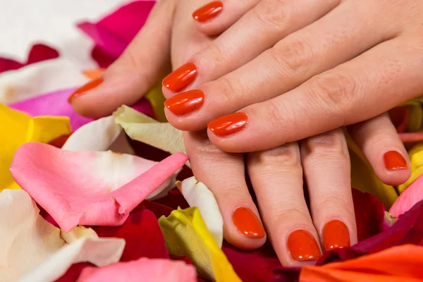 Mãos de mulher com esmalte vermelho — Fotografia de Stock