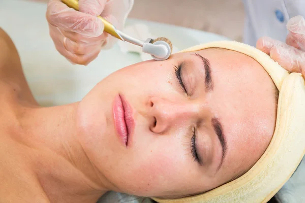 Şevval Özçelik Güzellik Dermaroller yordam gerçekleştirir